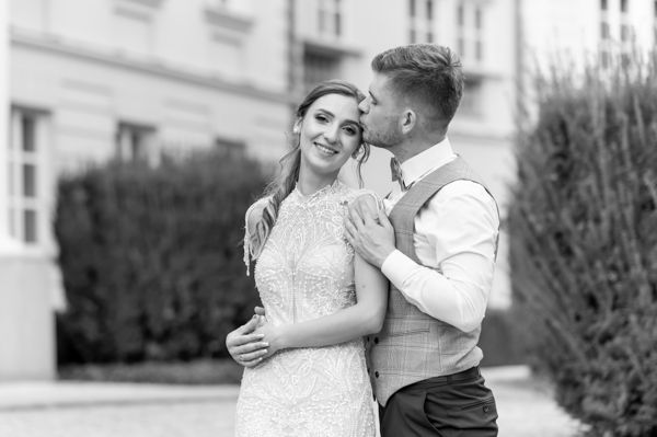 Romantyczne ujęcie pary młodej, Pałac Smiłowice, fotograf ślubny Niepołomice