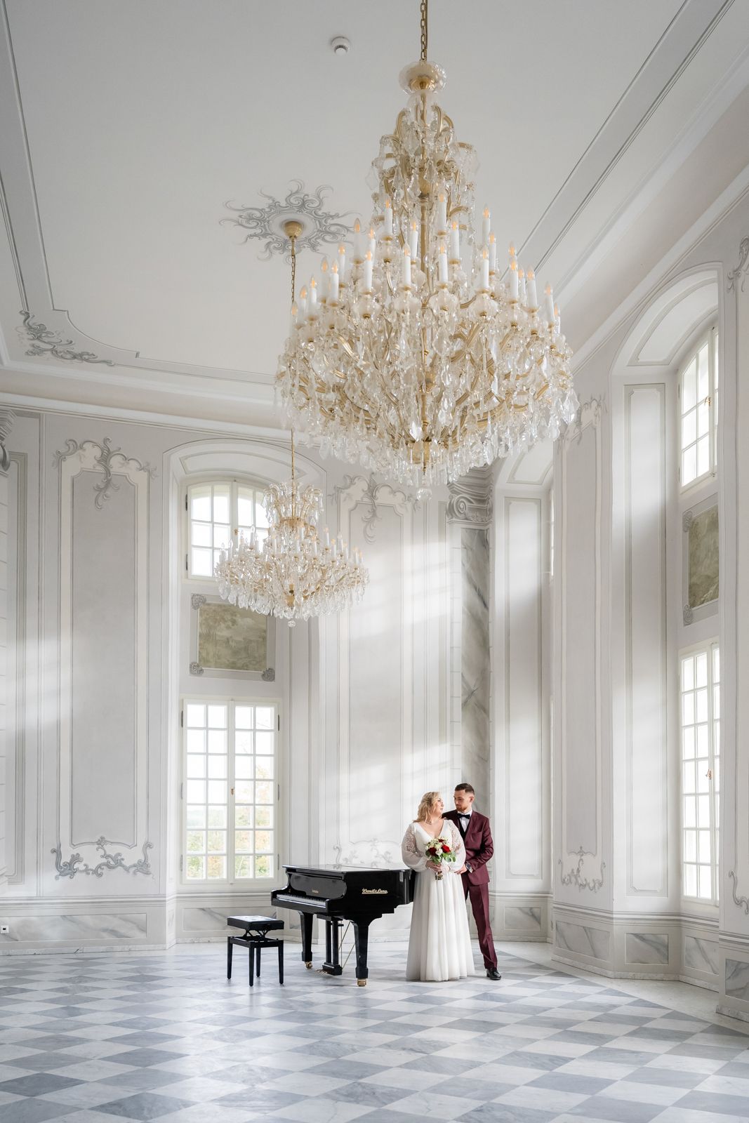 Sesja ślubna w Pałacu w Kurozwękach, elegancka, glamour sesja we wnętrzach, fotograf ślubny Świętokrzyskie