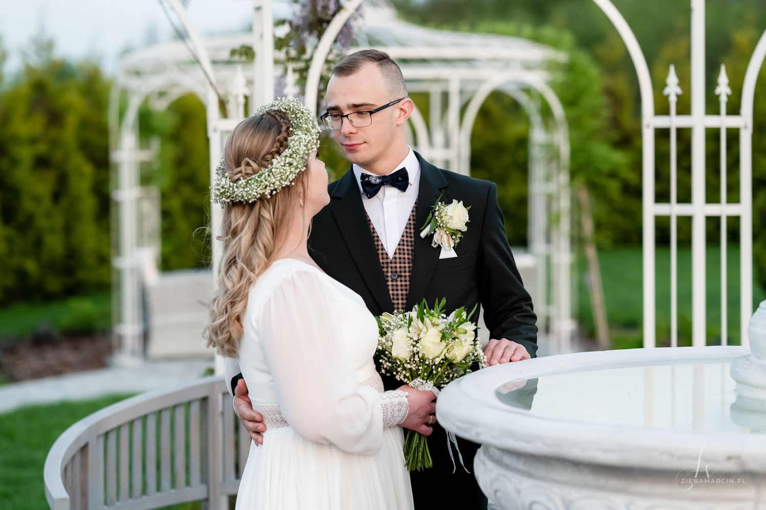 Naturalna mini sesja pary młodej bez pozowania, fotografia ślubna Grybów