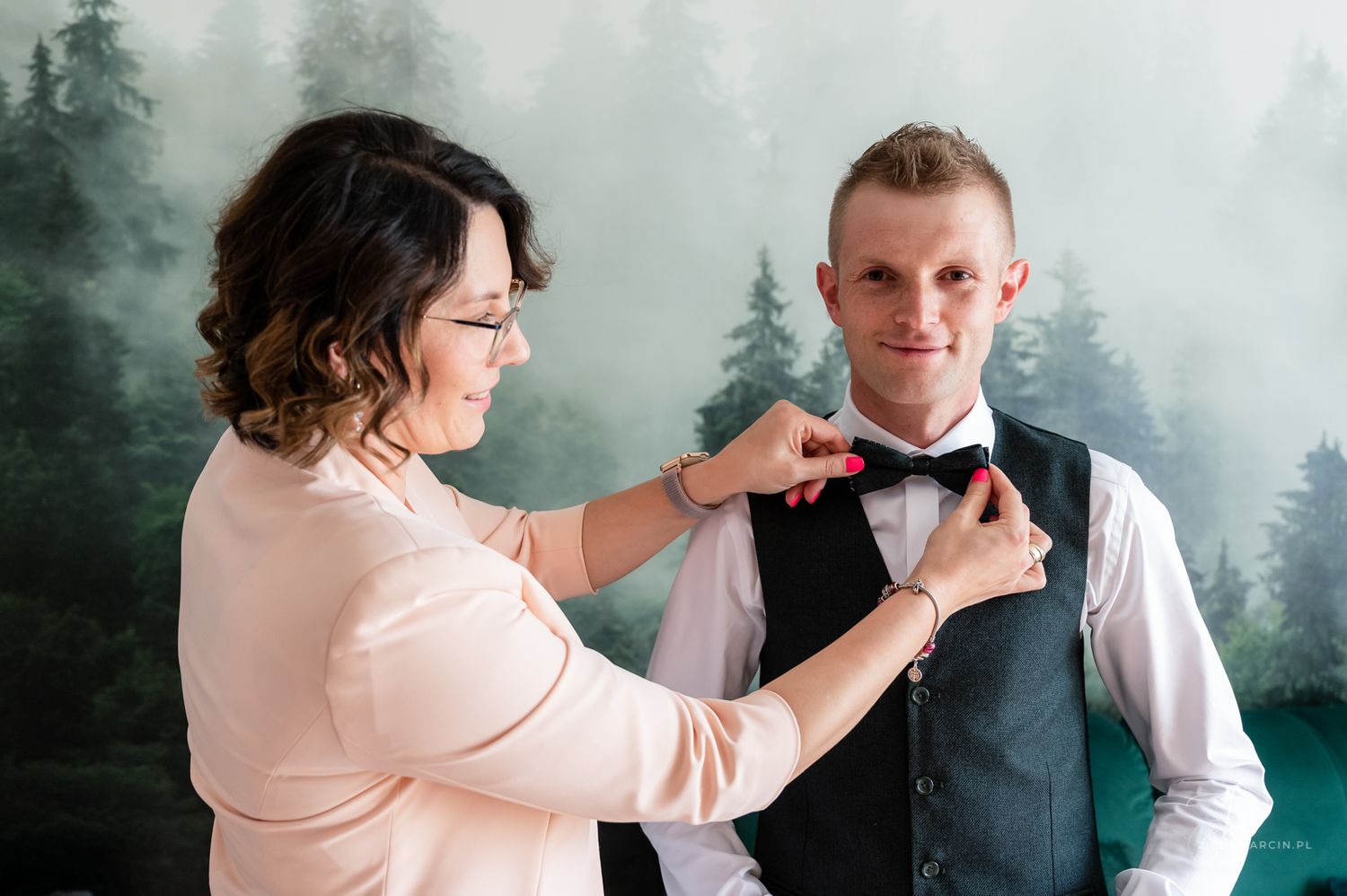 Przygotowania ślubne pana młodego ze siostrą, fotograf na wesele Brzostek i okolice