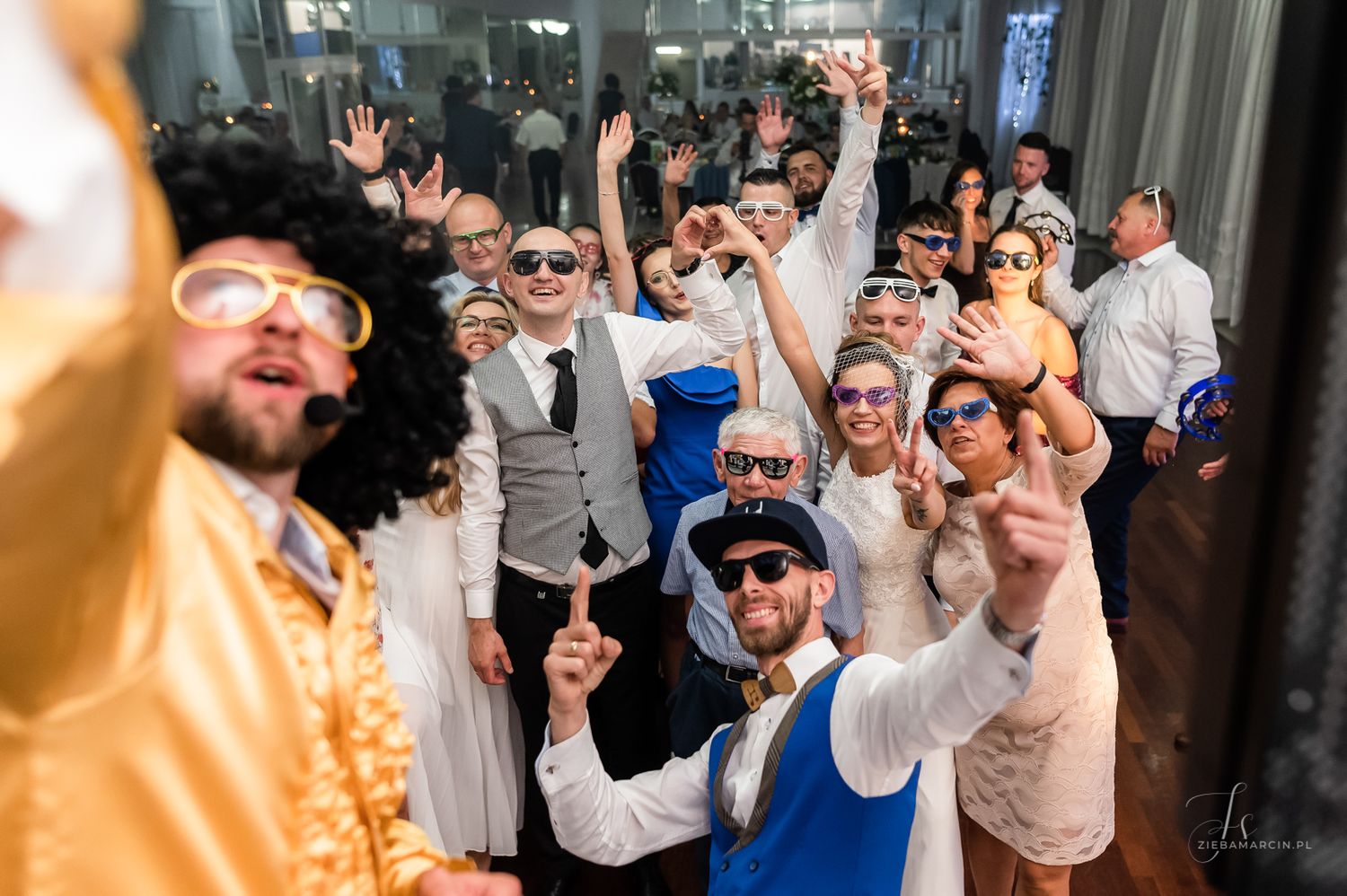 Wspólna zabawa pary młodej i gości, fotograf ślubny Rzeszów