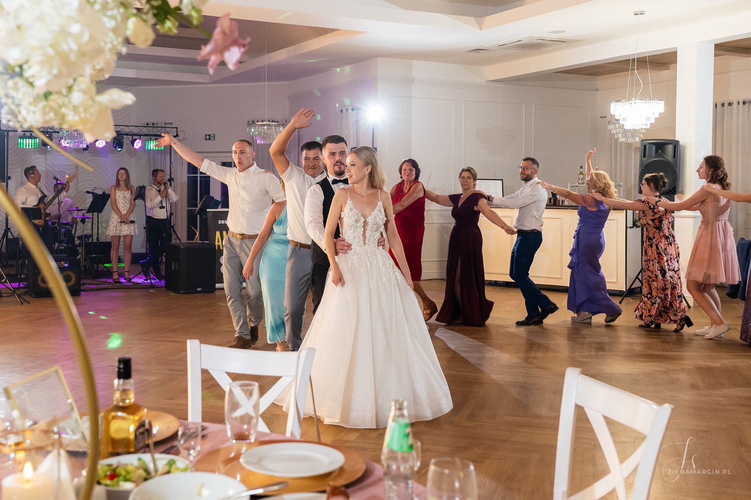 Energia na parkiecie weselnym, fotografia ślubna Jodłowa