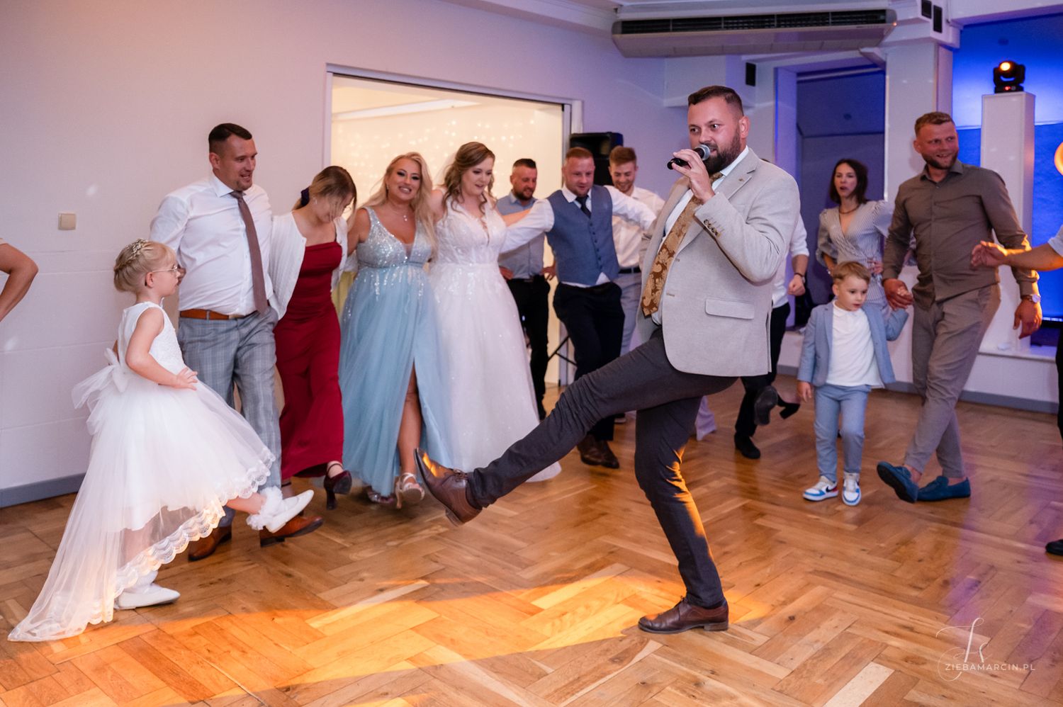 Zabawa weselna na parkiecie z DJ-em, fotografia ślubna Dębica