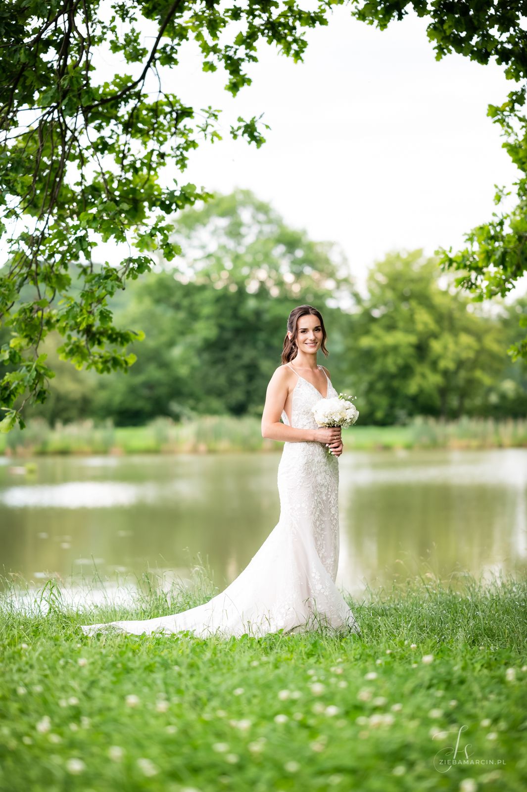 Panna młoda w plenerze, zdjęcia ślubne nad wodą, fotograf ślubny Kąśna Dolna