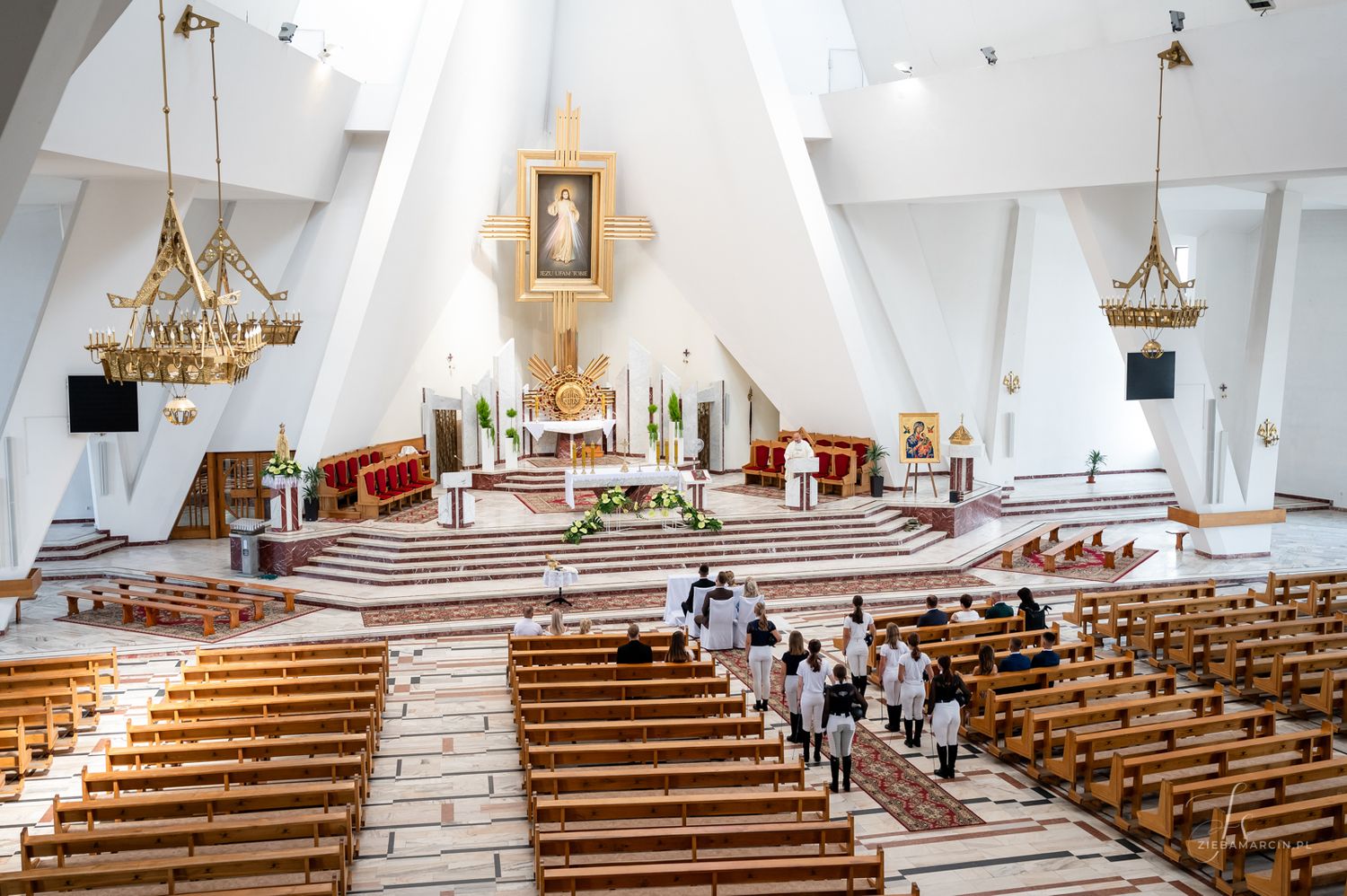 Ceremonia ślubna w Kościele Miłosierdzia Bożego, fotograf ślubny Dębica