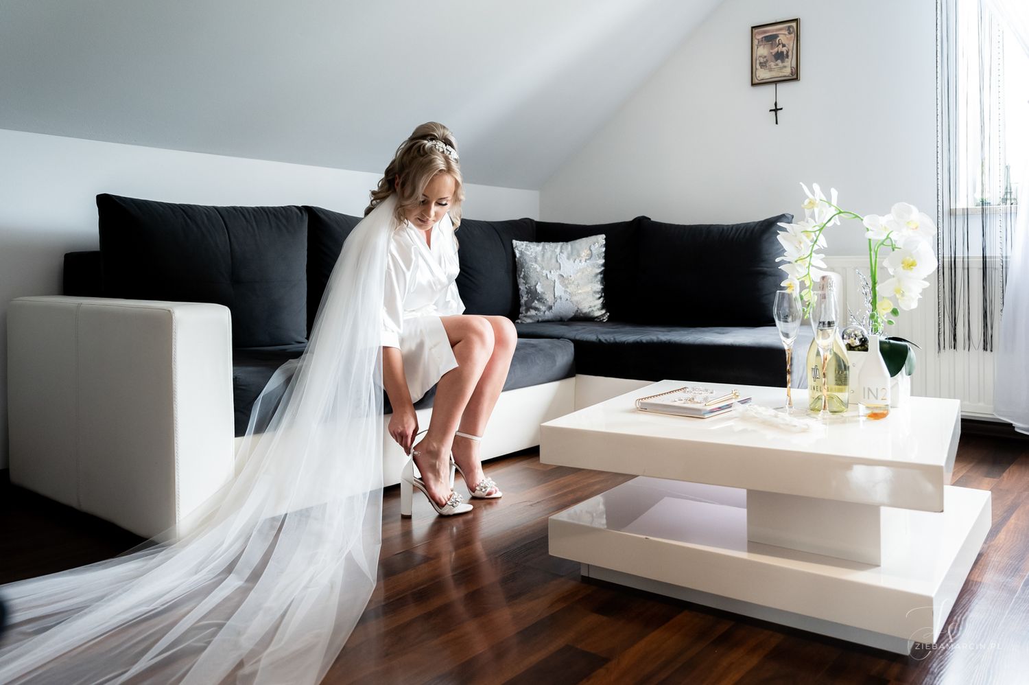 Przygotowania panny młodej w stylu glamour, welon, buty i detale ślubne, fotografia ślubna Tarnów