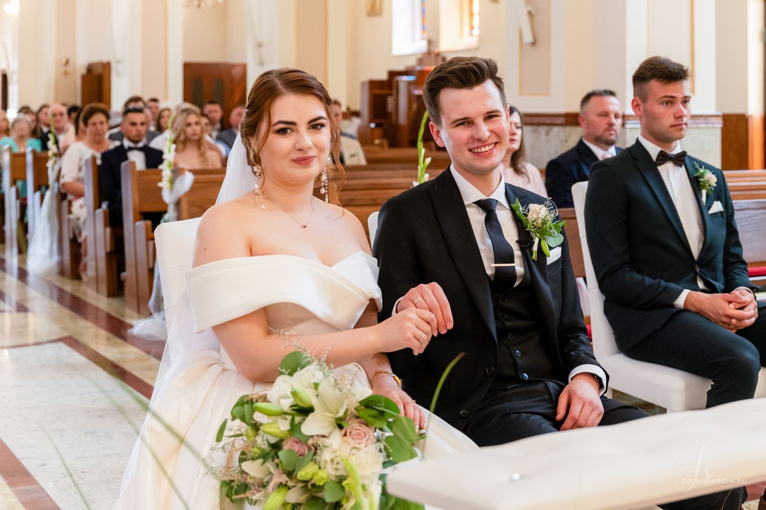 Symboliczne pokazanie obrączek po ślubie, fotograf ślubny Dębica