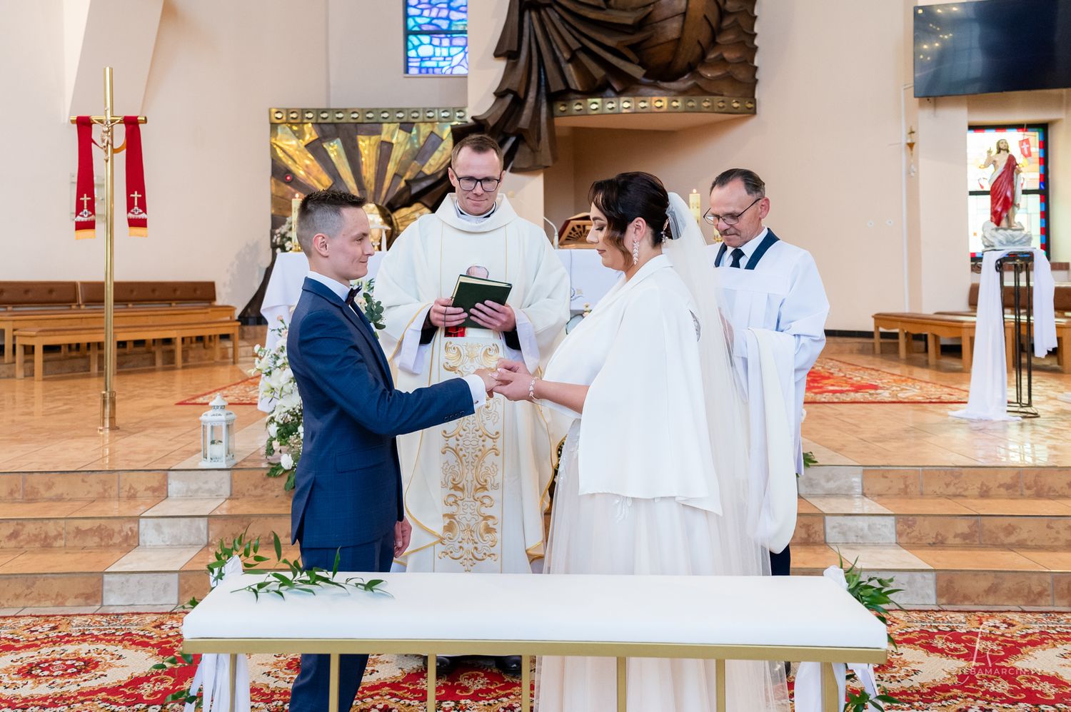 Wymiana obrączek podczas ceremonii ślubnej, fotograf ślubny Krosno