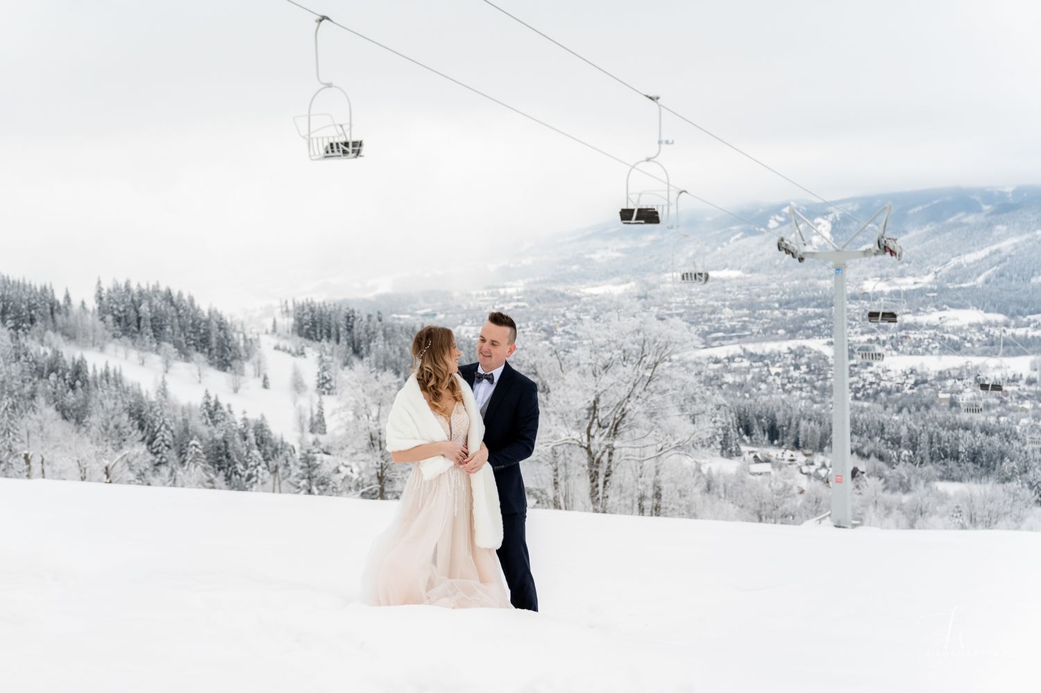 Zimowa sesja ślubna w górskim krajobrazie Tatr, fotograf ślubny Zakopane