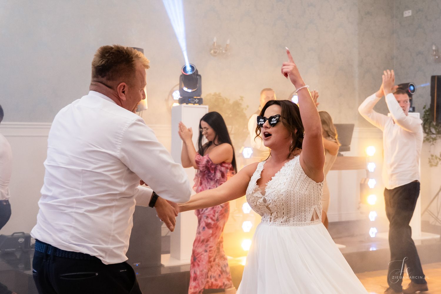 Moment, w którym parkiet eksplodował radością, para młoda, mnóstwo światła, fotografia ślubna na wzgórzu, fotograf ślubny podkarpacie