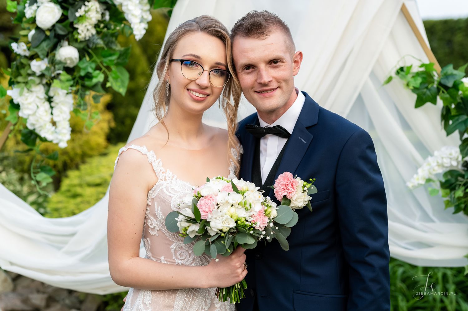Para młoda podczas mini sesji ślubnej w dniu ślubu, fotografia ślubna Jasło
