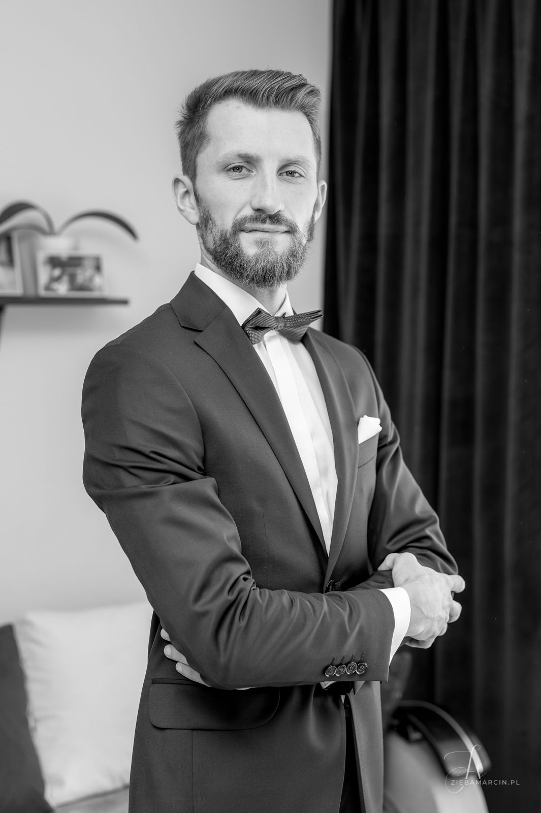 Portret pana młodego podczas przygotowań ślubnych, naturalne zdjęcia ślubne