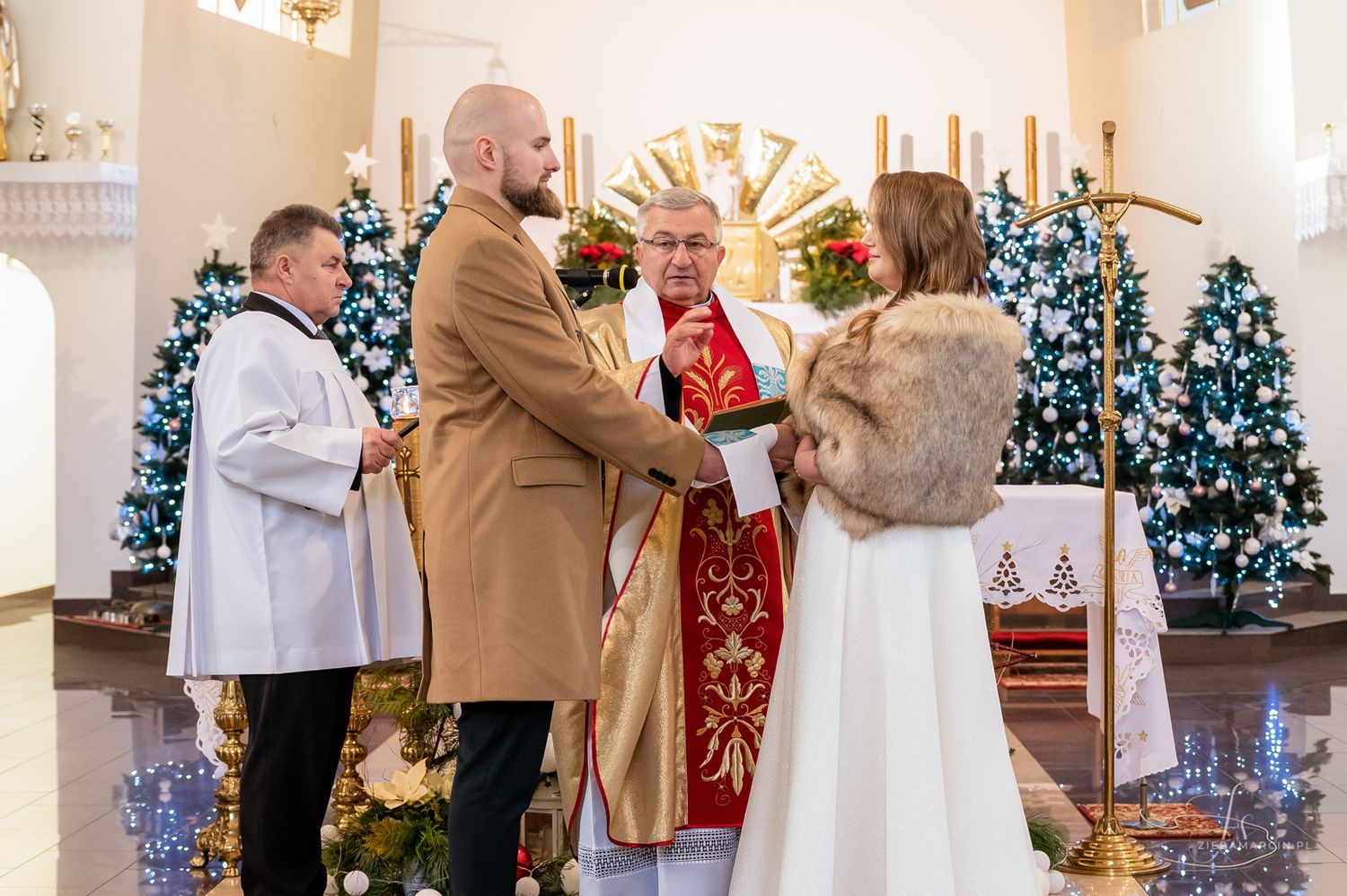 Przysięga małżeńska podczas ceremonii ślubnej, fotograf Tuchów