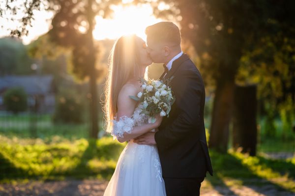 Romantyczne ujęcie podczas zachodu słońca, plener w Krasiczynie, fotograf ślubny Przemyśl