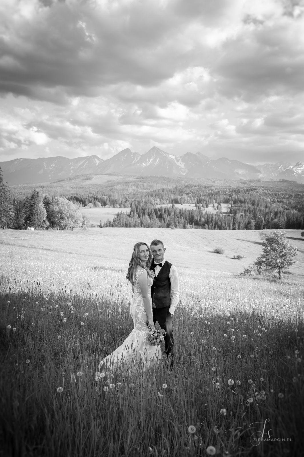 Czułe spojrzenia pary młodej z widokiem na Tatry, fotograf Nowy Sącz