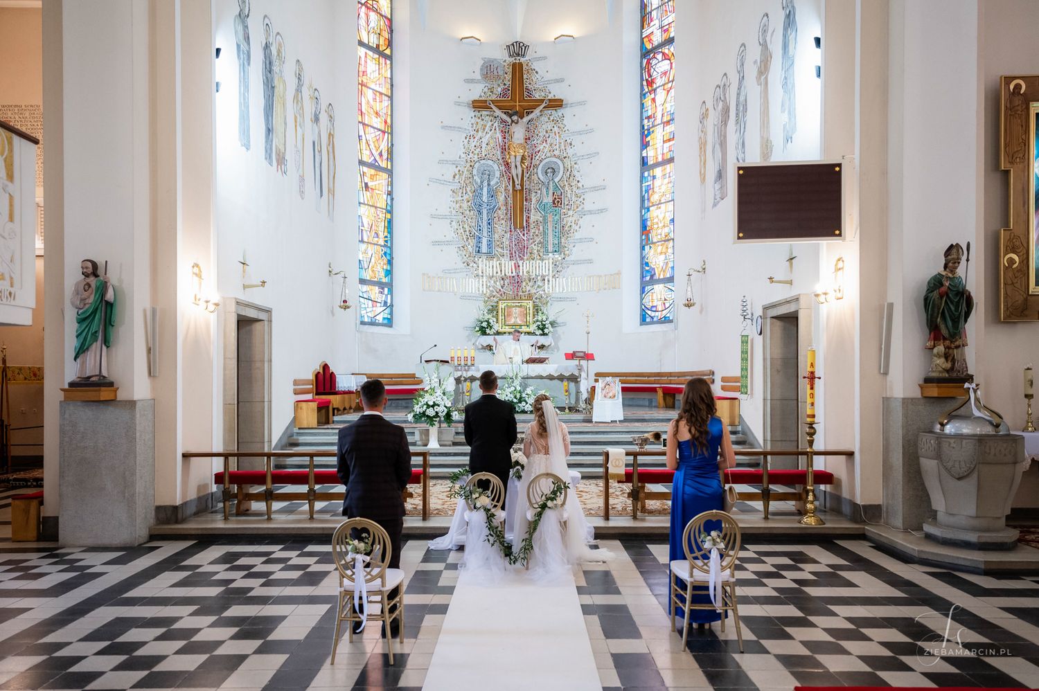 Para młoda przed ołtarzem, fotograf ślubny Tarnów