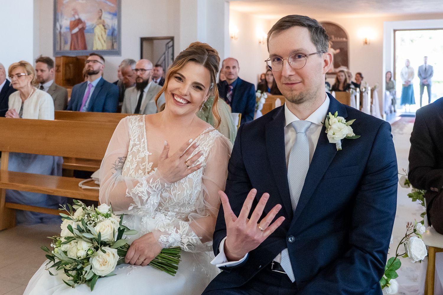 Obrączki ślubne na dłoniach Pary Młodej, już po ceremonii