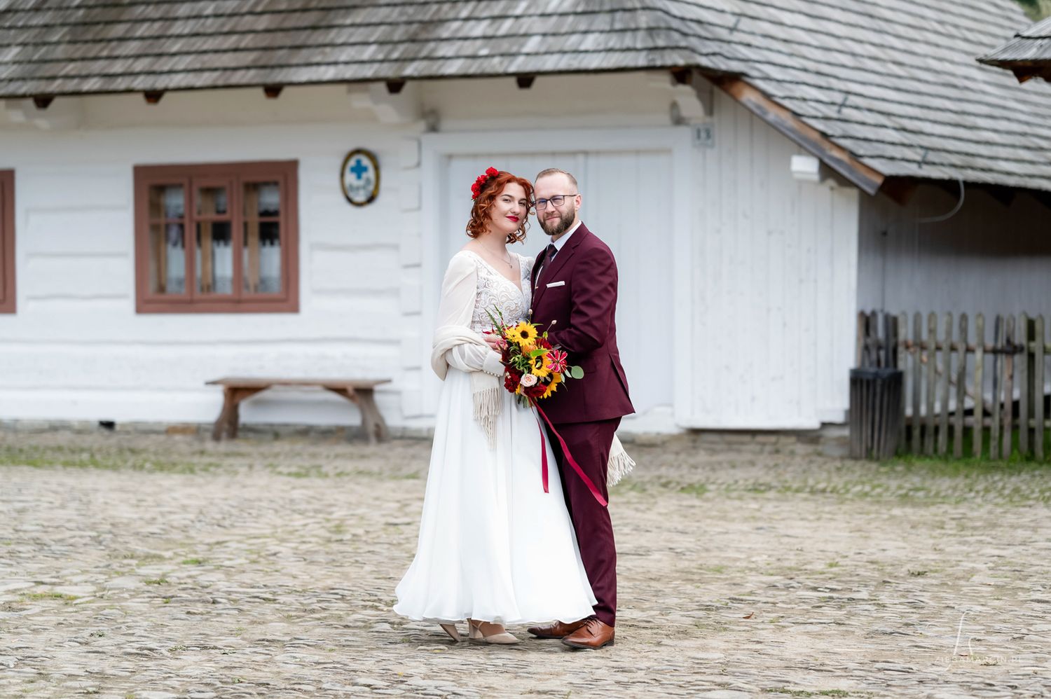 Sesja ślubna w skansenie w Sanoku - drewniana architektura i jesienny klimat Bieszczad, fotografia ślubna Sanok