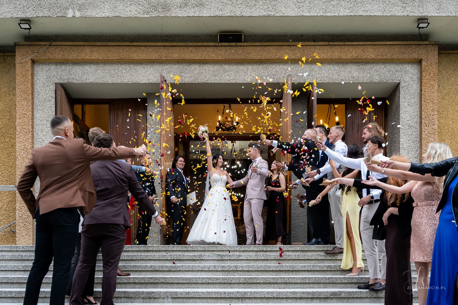 Wyjście pary młodej z kościoła, fotograf ślubny Dębica