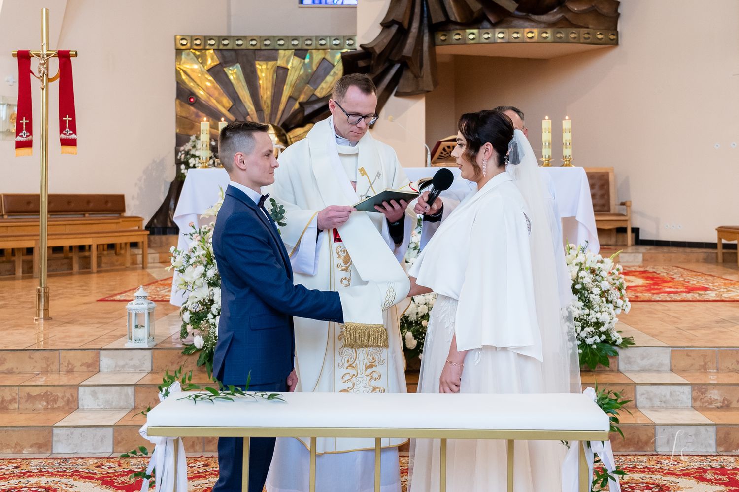Ceremonia ślubna w Parafii św. Piotra Apostoła i św. Jana z Dukli w Krośnie, naturalne zdjęcia ślubne Krosno
