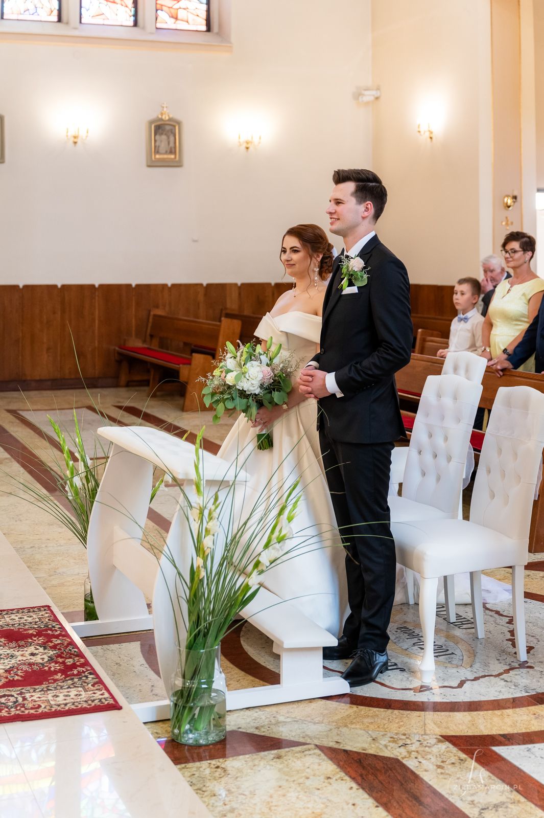 Para młoda podczas ceremonii ślubnej w kościele, fotograf ślubny Dębica