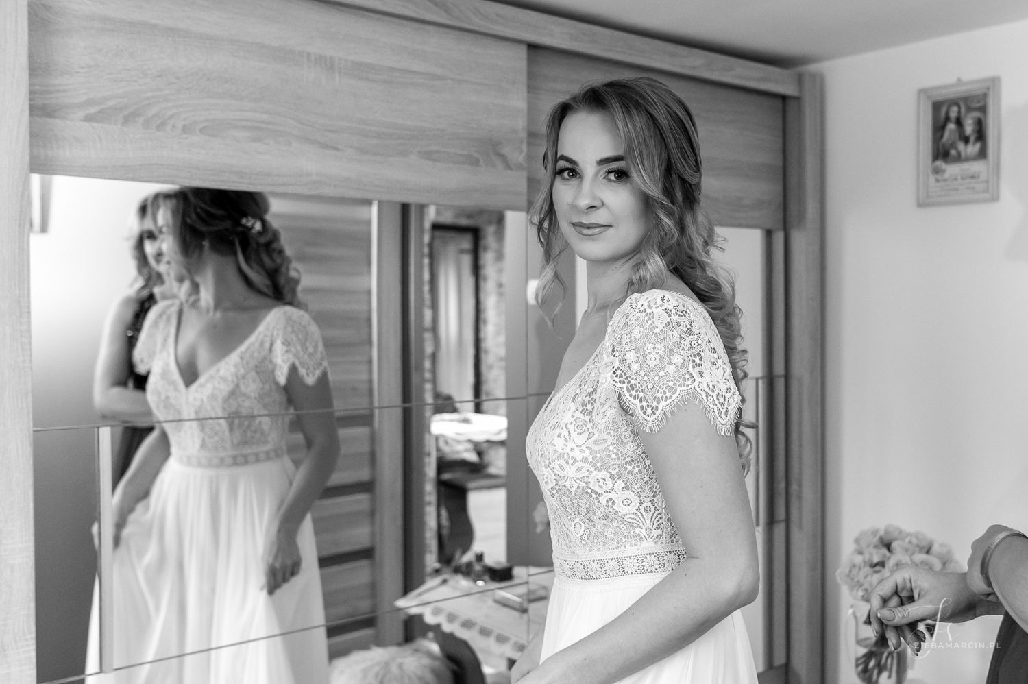 Przygotowania panny młodej ze świadkową, fotografia ślubna Nowy Sącz