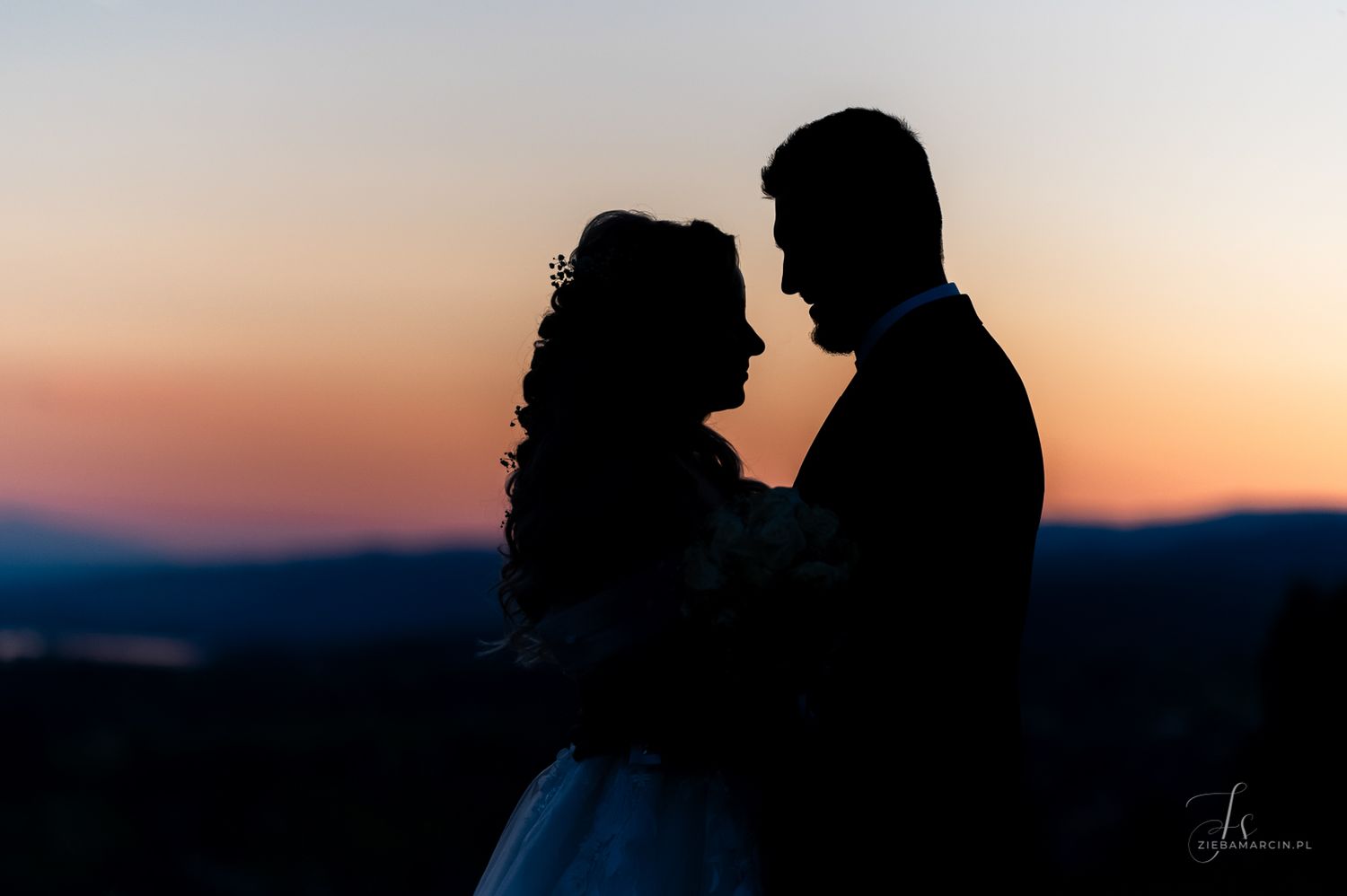Sylwetki pary młodej podczas zachodzącego słońca, fotograf ślubny Pieniny