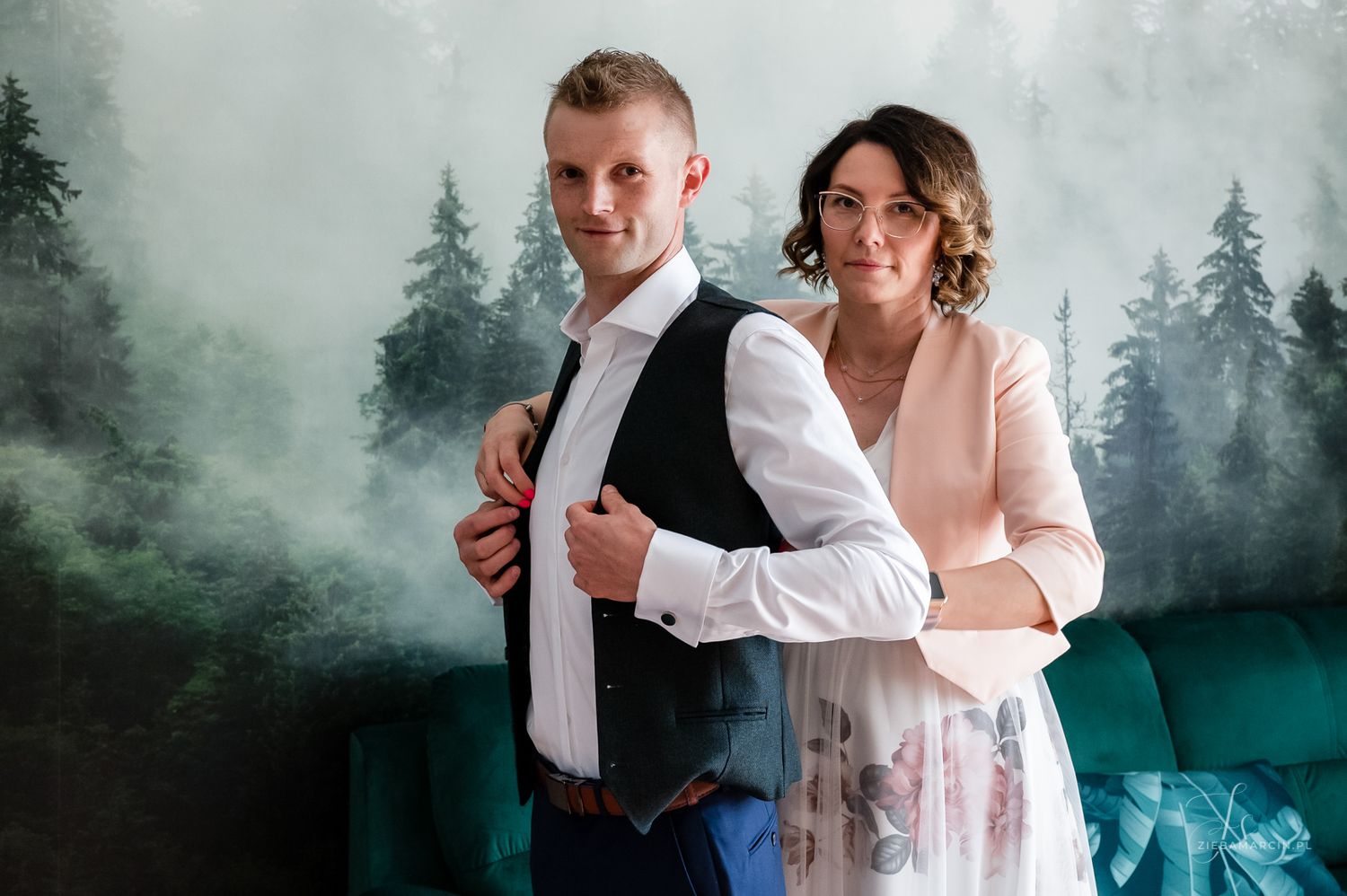 Przygotowania ślubne pana młodego ze siostrą, fotograf na wesele Brzostek i okolice