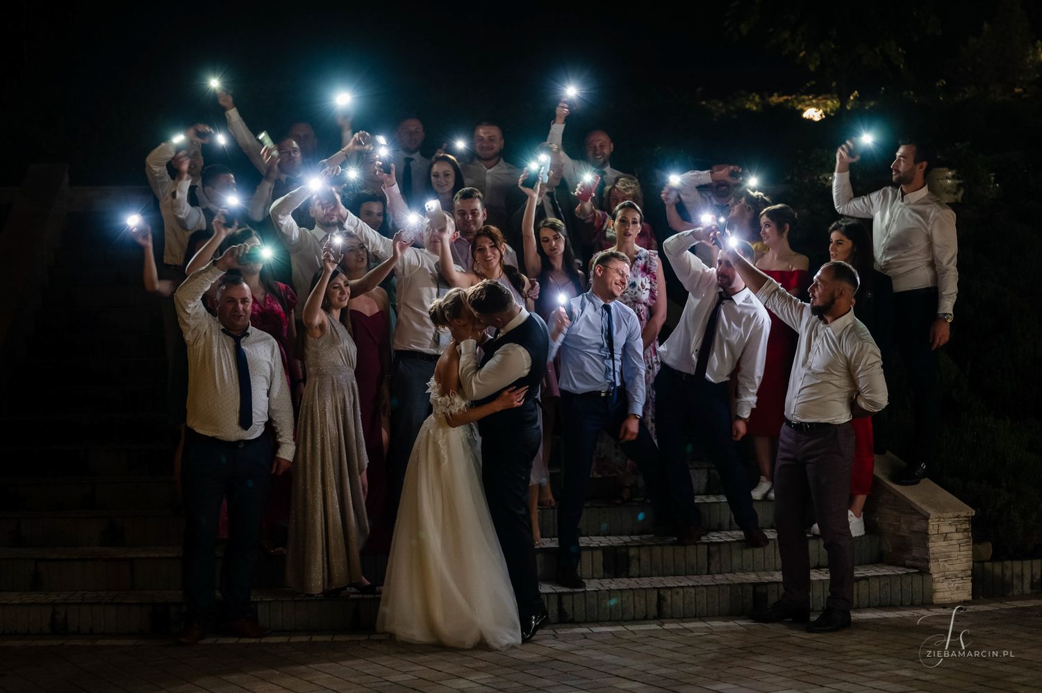 Romantyczne ujęcie ślubne po zmroku, fotograf ślubny Tuchów