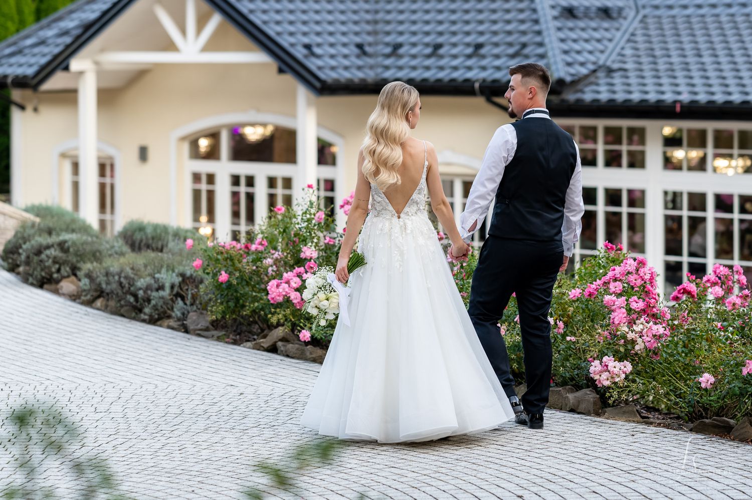 Sesja plenerowa w ogrodzie, sesja w dniu ślubu Jodłowa