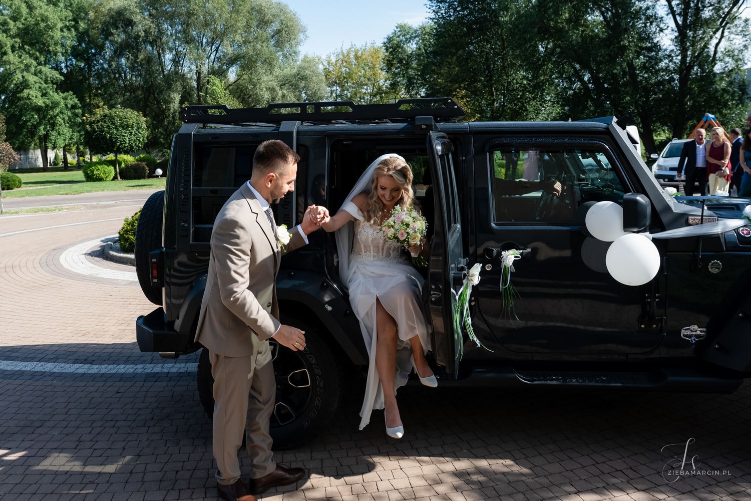 Para młoda wysiada z samochodu przed salą weselną, fotograf ślubny Rzeszów
