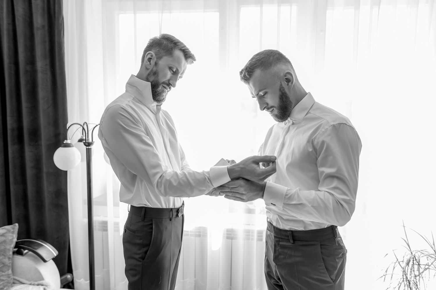 Świadek i pan młody podczas porannych przygotowań, fotografia ślubna Brzostek i okolice