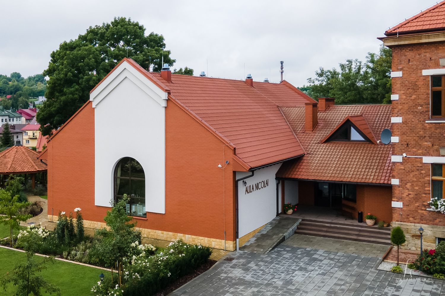Widok zewnętrzny Auli St. Nicolai w centrum Bochni, sala weselne glamour, sala rustykalna