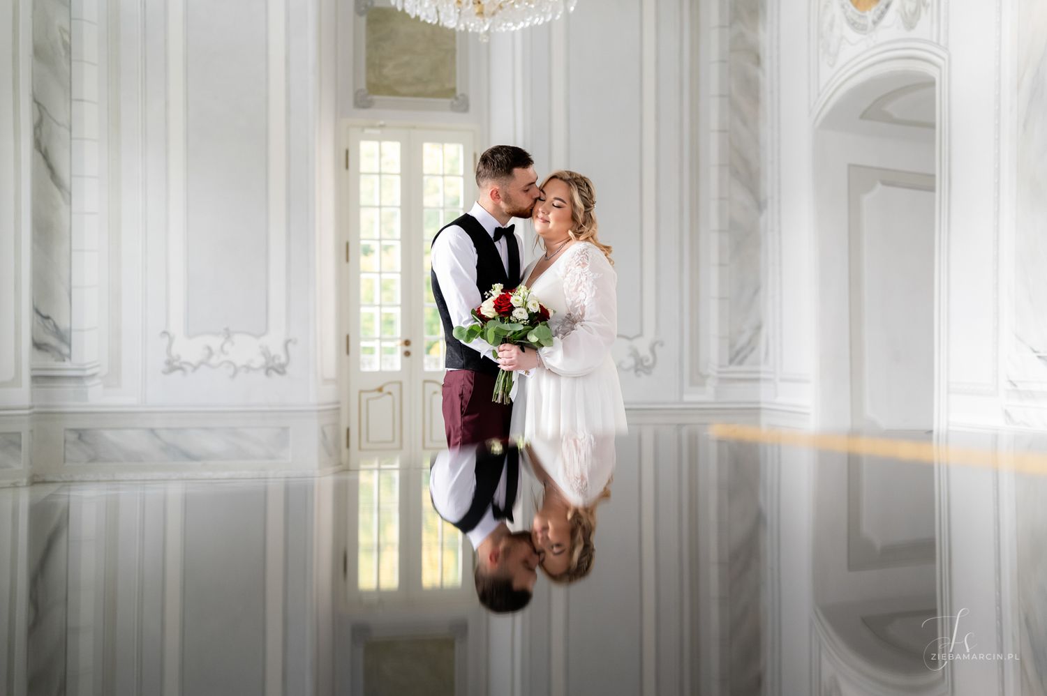 Para młoda w Pałacu Popielów w Kurozwękach - elegancki plener w zabytkowych wnętrzach, fotograf Sandomierz