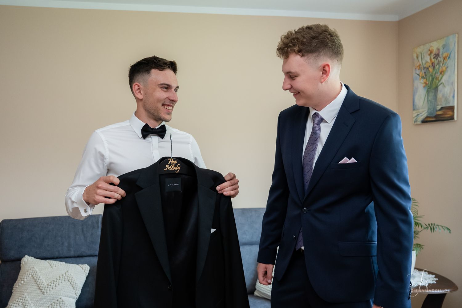 Świadek i pan młody podczas porannych przygotowań, fotograf ślubny Brzostek