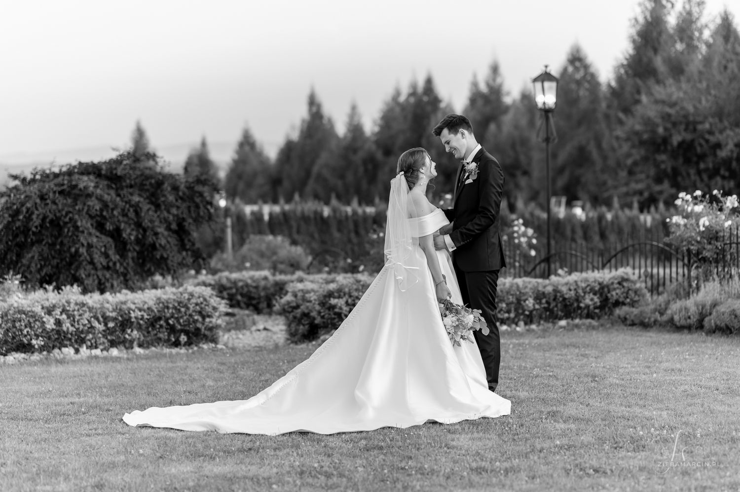 Romantyczne ujęcia w dniu ślubu, sesja plenerowa w ogrodzie, naturalna fotografia ślubna Ropczyce