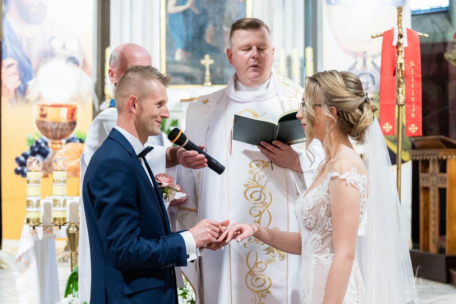 Moment zakładania obrączek na palec, reportaż ślubny Pilzno