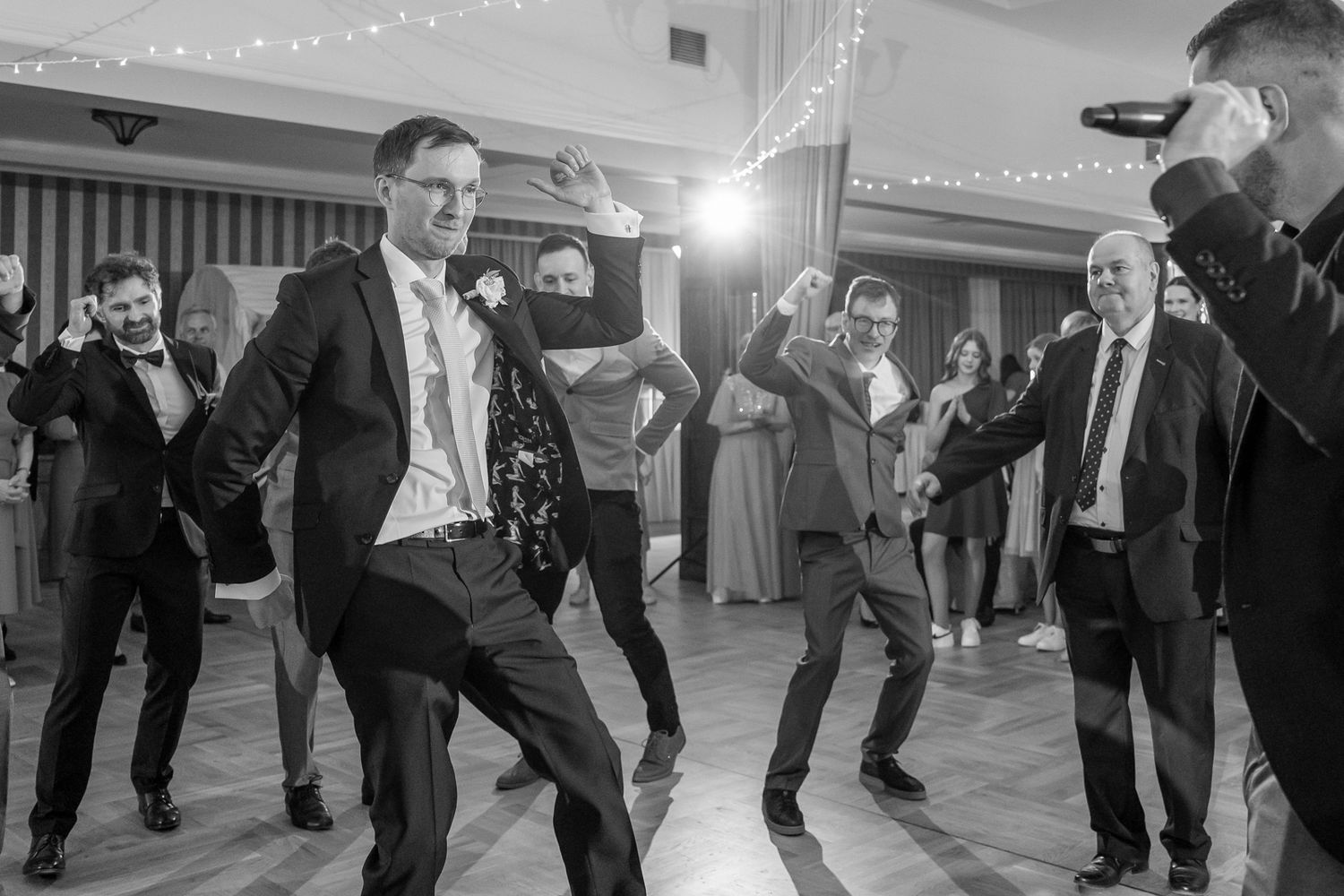 Goście tańczą i bawią się podczas wesela na Janiowym Wzgórzu, Rzeszów, fotograf Rzeszów