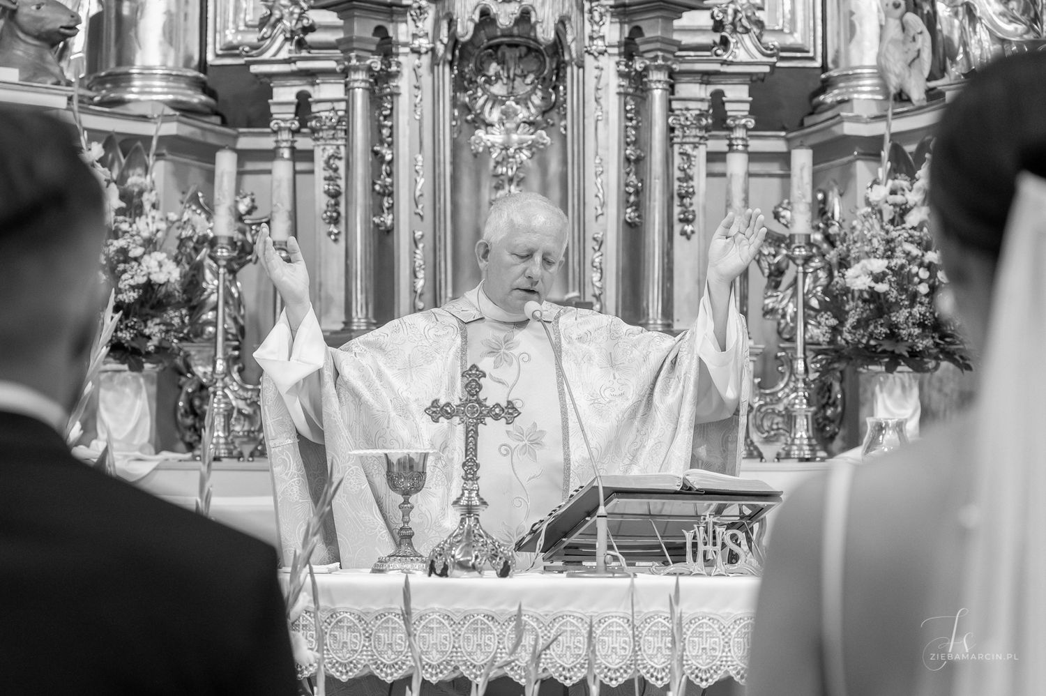 Magiczny moment podczas ceremonii ślubnej w kościele, reportaż ślubny Bochnia