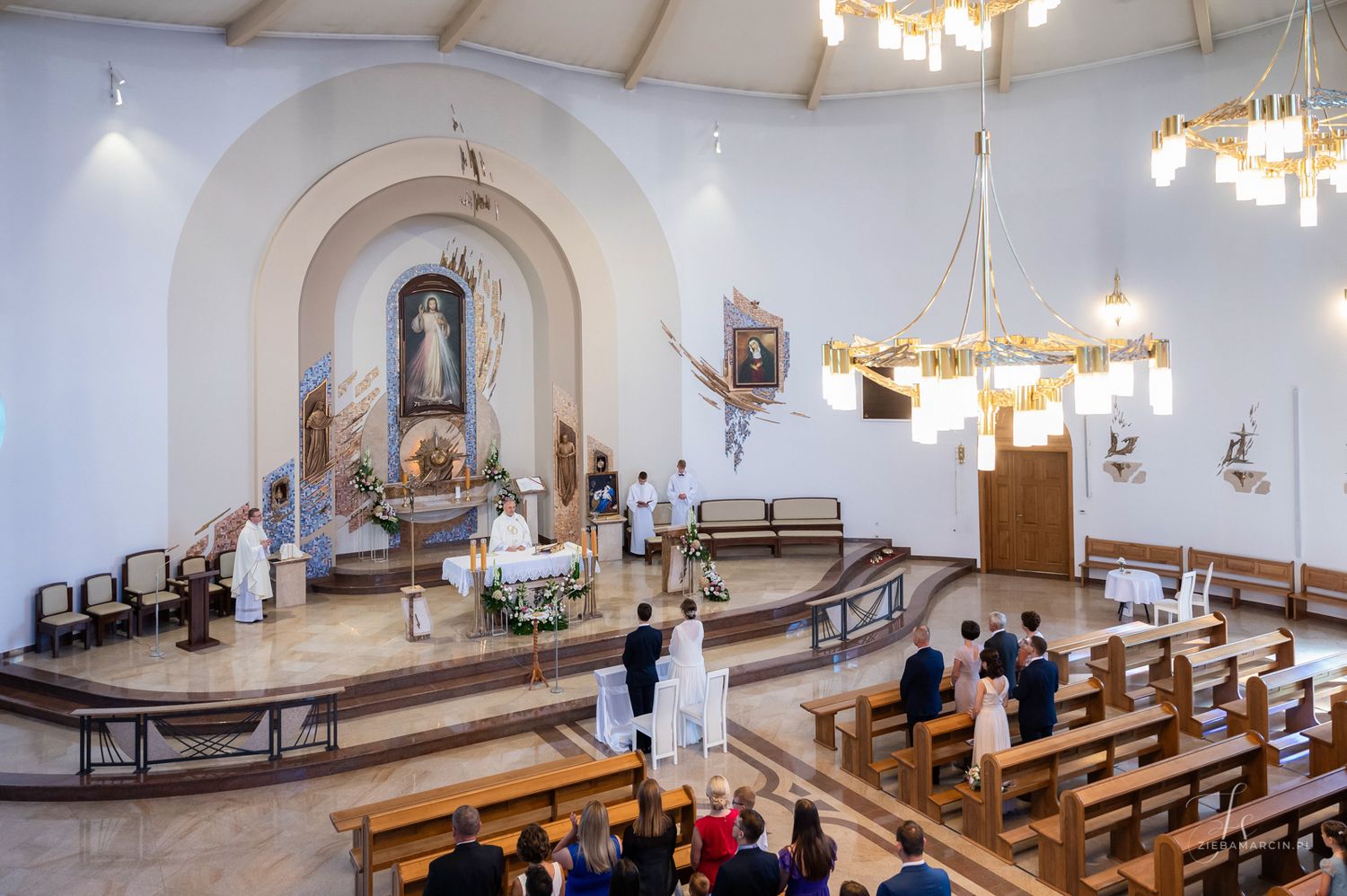 Ceremonia ślubna w kościele, naturalne zdjęcia ślubne Sędziszów Małopolski