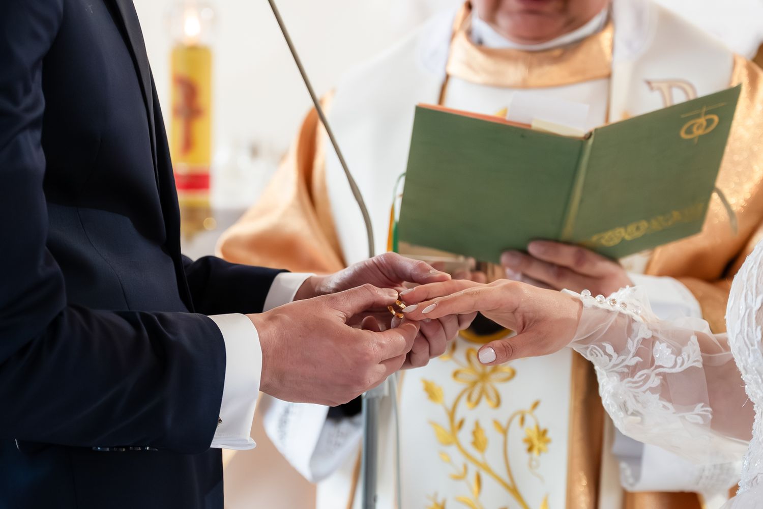 Zbliżenie na zakładanie obrączki przez Parę Młodą, ślub Rzeszów