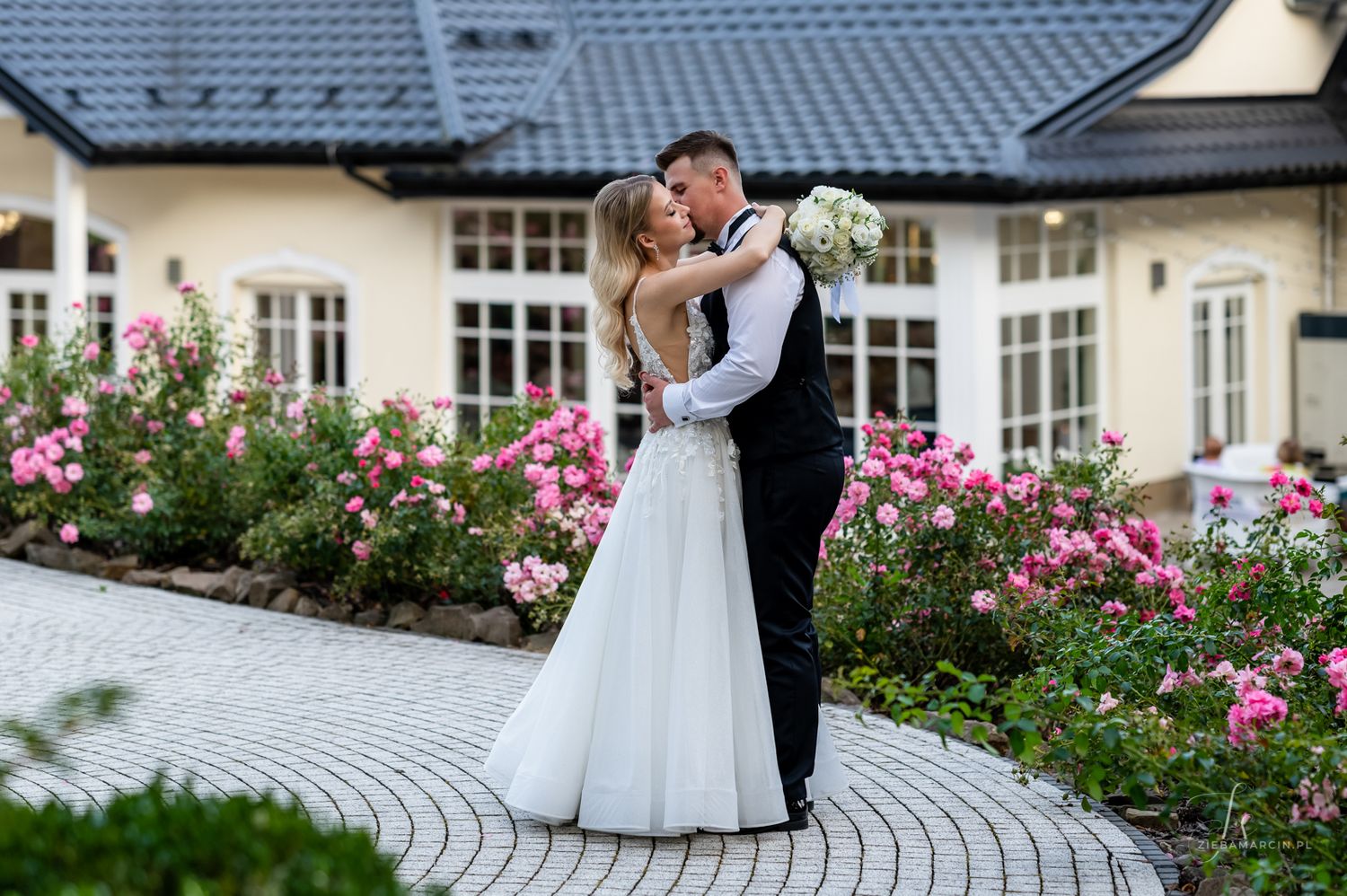 Sesja plenerowa w ogrodzie, sesja w dniu ślubu Jodłowa, naturalne zdjęcia ślubne