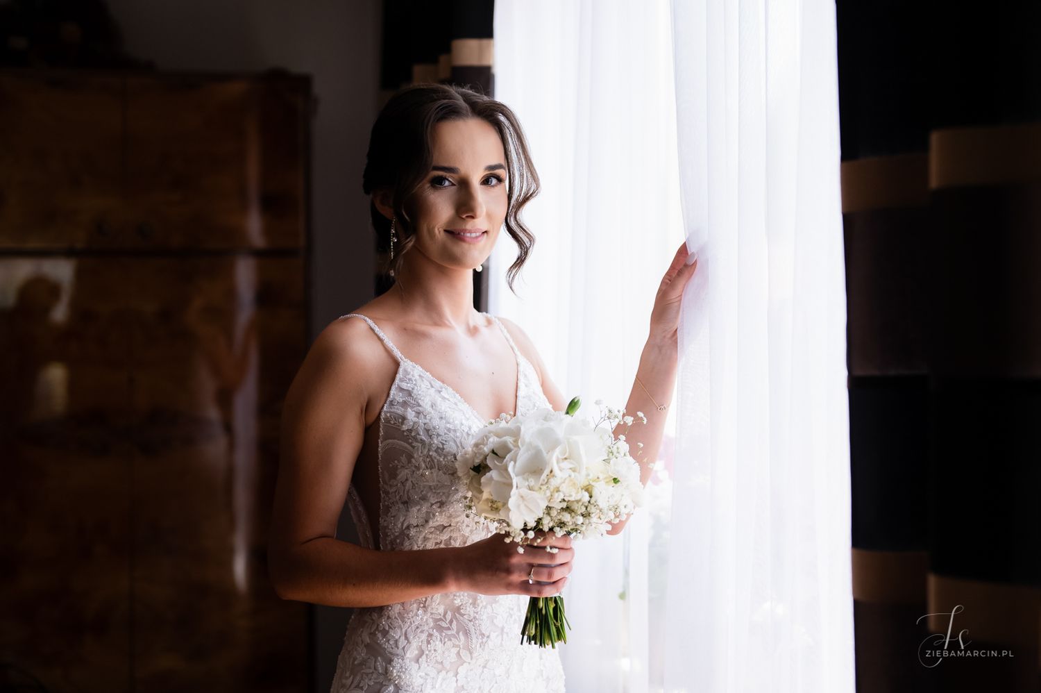 Przygotowania panny młodej, portret z bukietem, naturalna fotografia ślubna Jasło