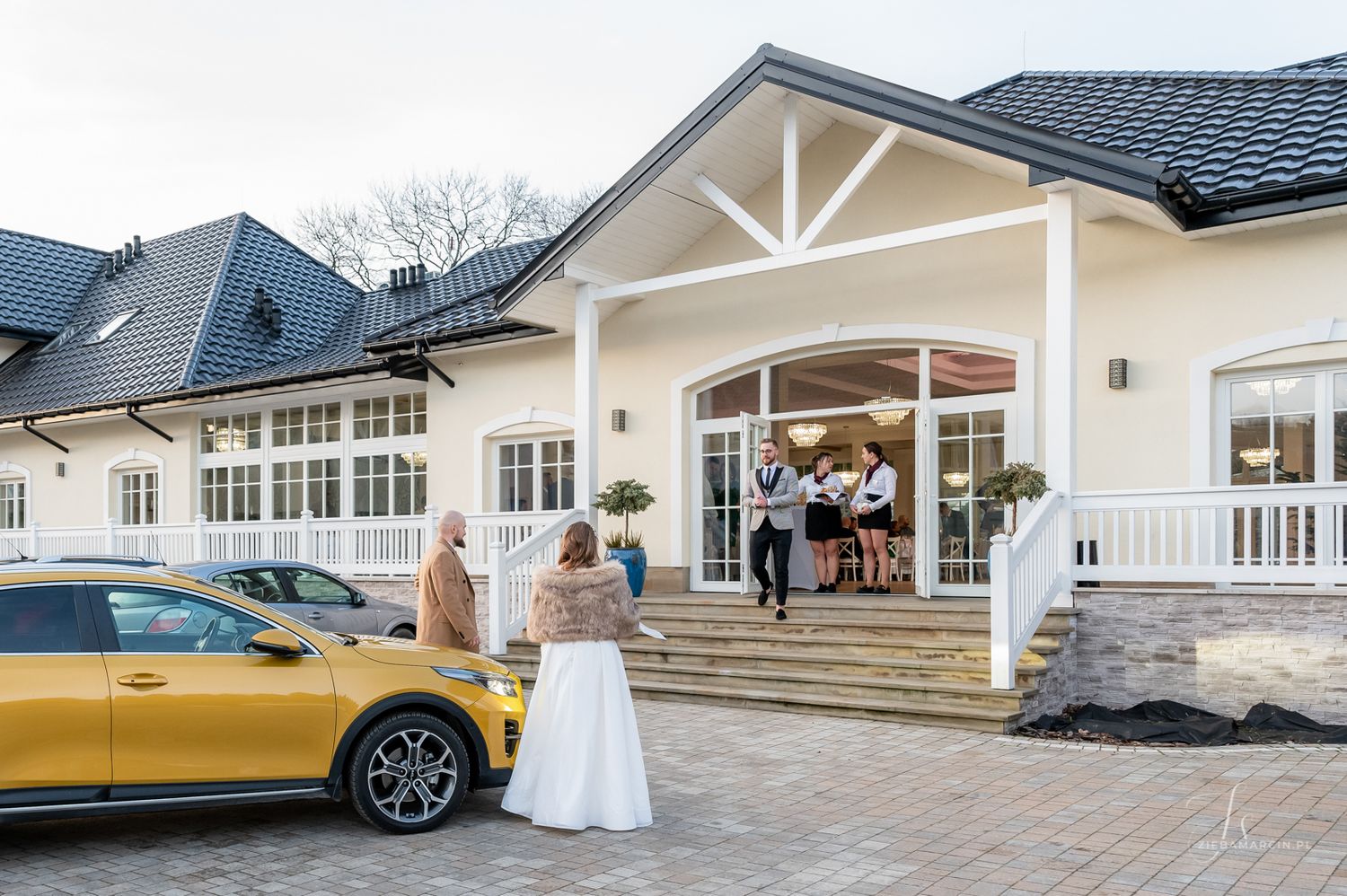 Przyjazd pary młodej na salę weselną, fotograf ślubny Tuchów