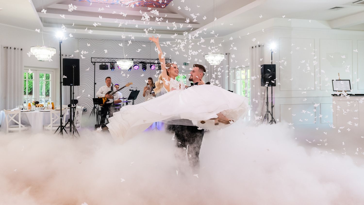 Pierwszy taniec pary młodej, W starym Ogrodzie, zapytaj o ofertę ślubną o wyjątkowe zdjęcia z wesela, fotograf ślubny Jodłowa