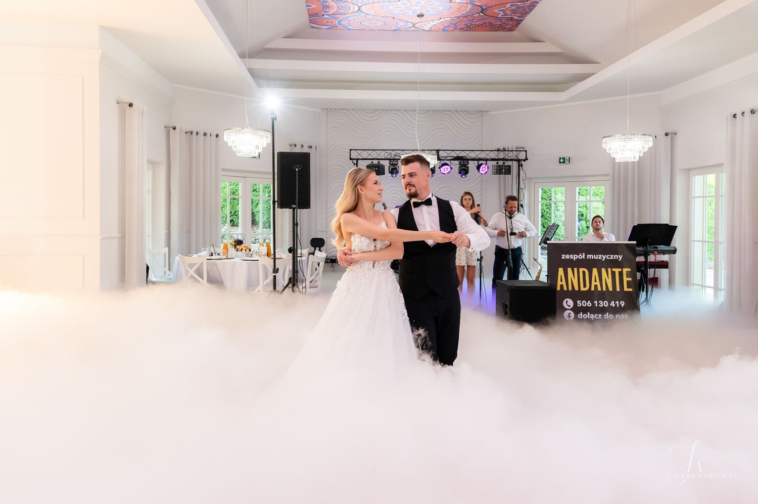 Taniec pary młodej w środku parkietu, fotograf ślubny Tuchów