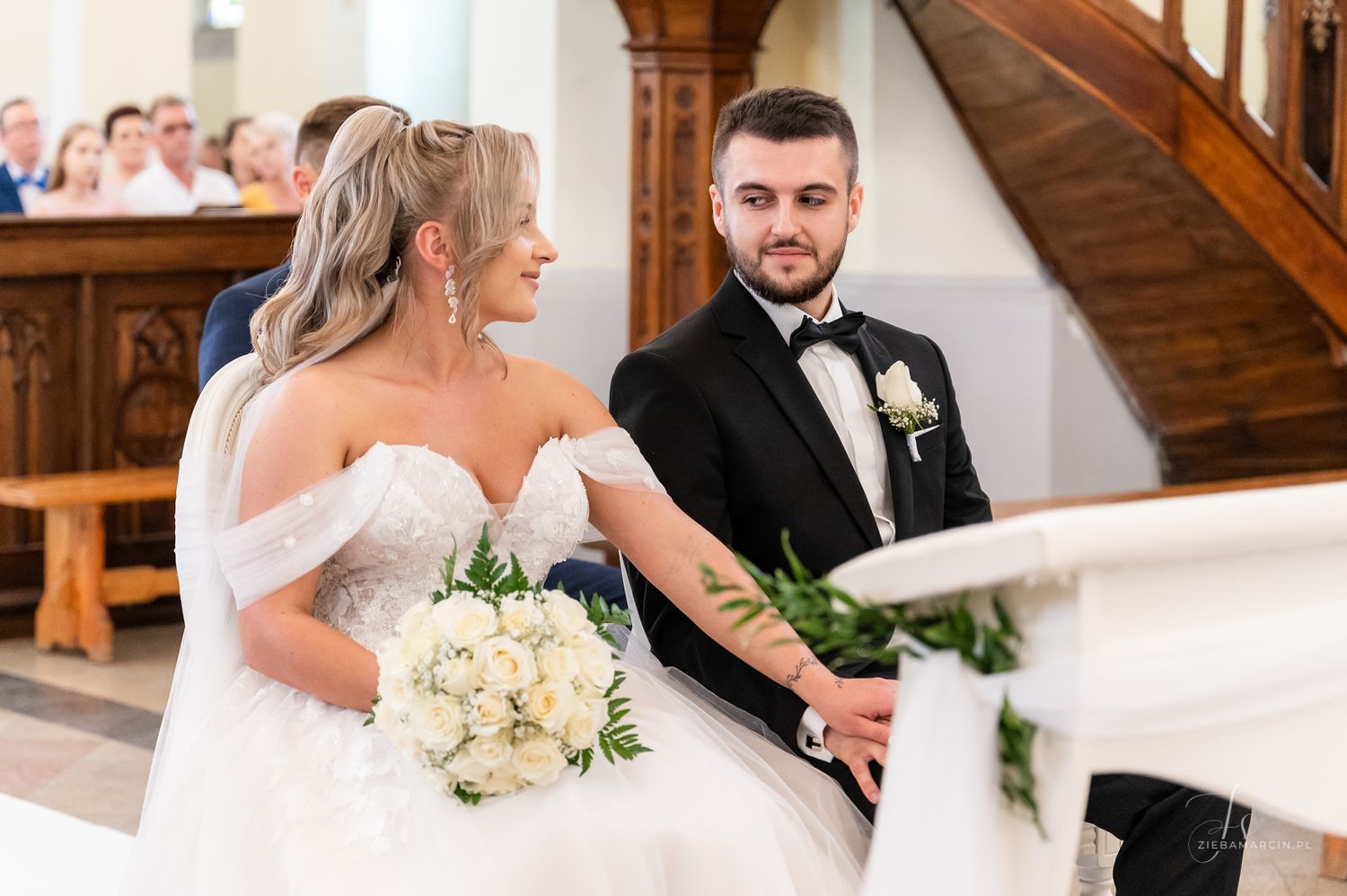 Czułe spojrzenie pary młodej podczas ceremonii ślubnej, fotograf ślubny Biecz