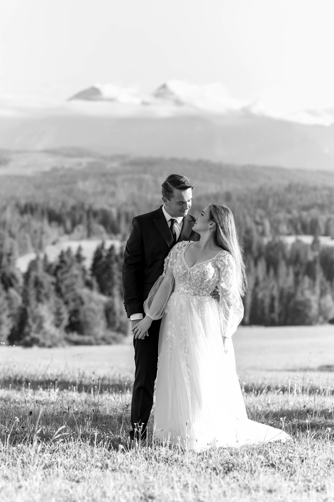 Sesja plenerowa pary młodej z widokiem na Tatry, fotograf Zakopane