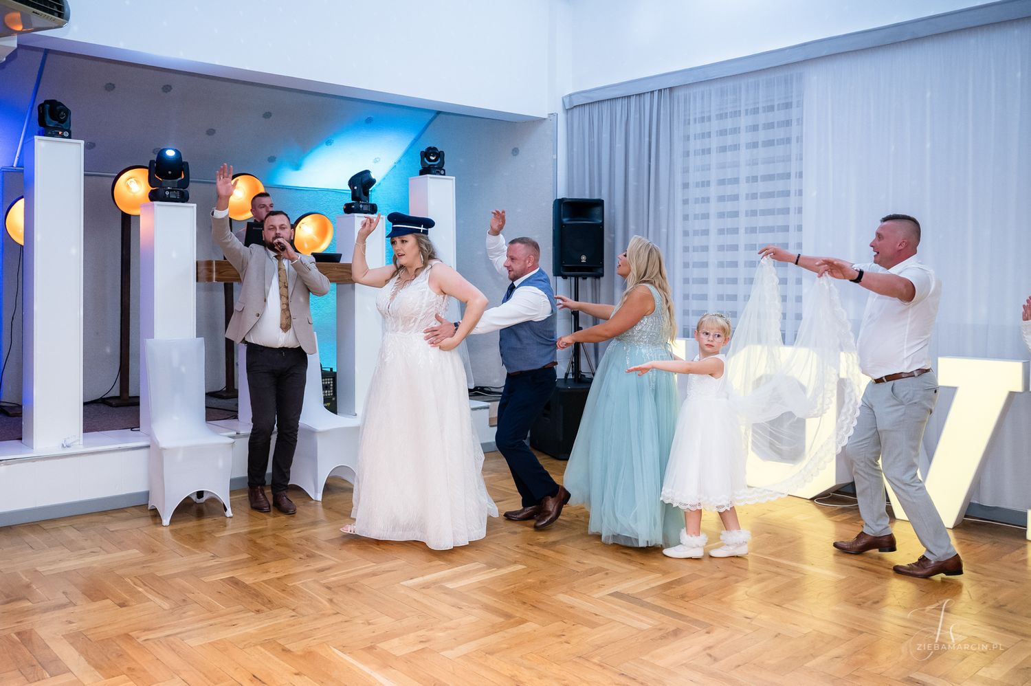 Zabawa weselna na parkiecie, fotografia ślubna Zawierzbie, Wiśniowy Raj, fotograf Dębica