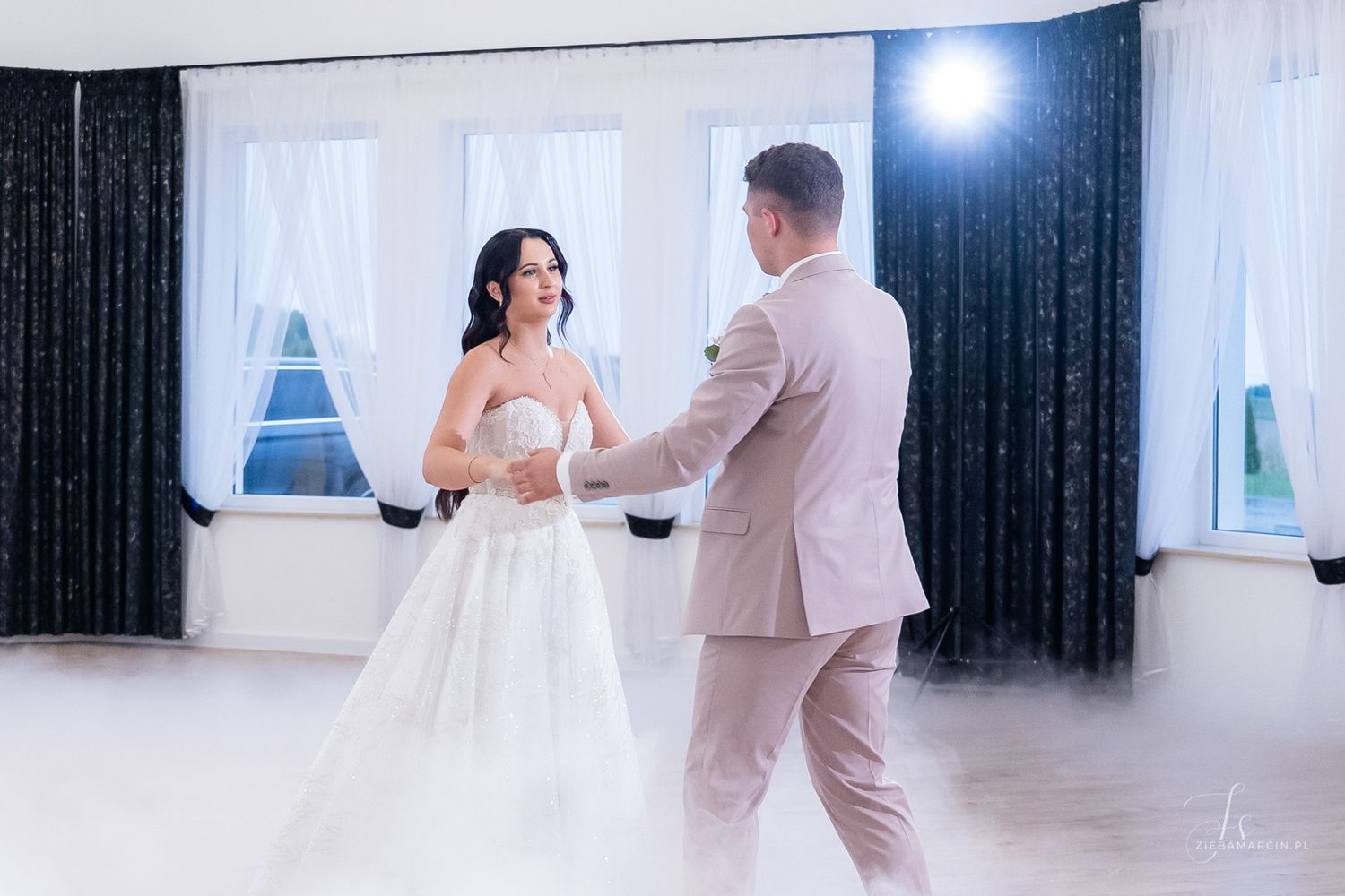Pierwszy taniec pary młodej, fotograf ślubny Dębica